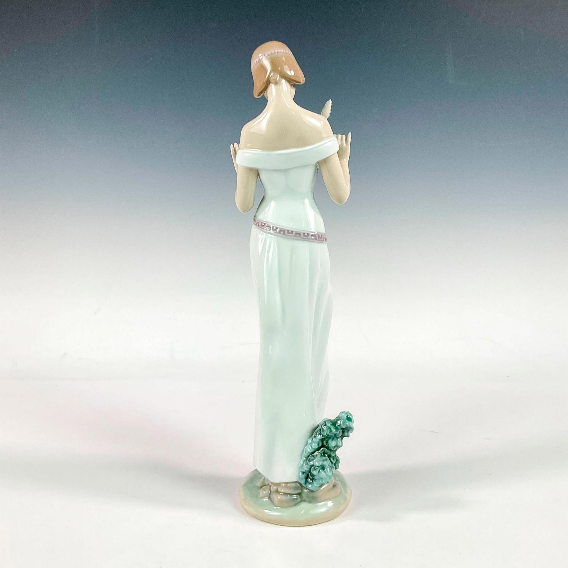Sweet VIctoria 1008510 - Lladro Porcelain Figurine - Image 2 of 3