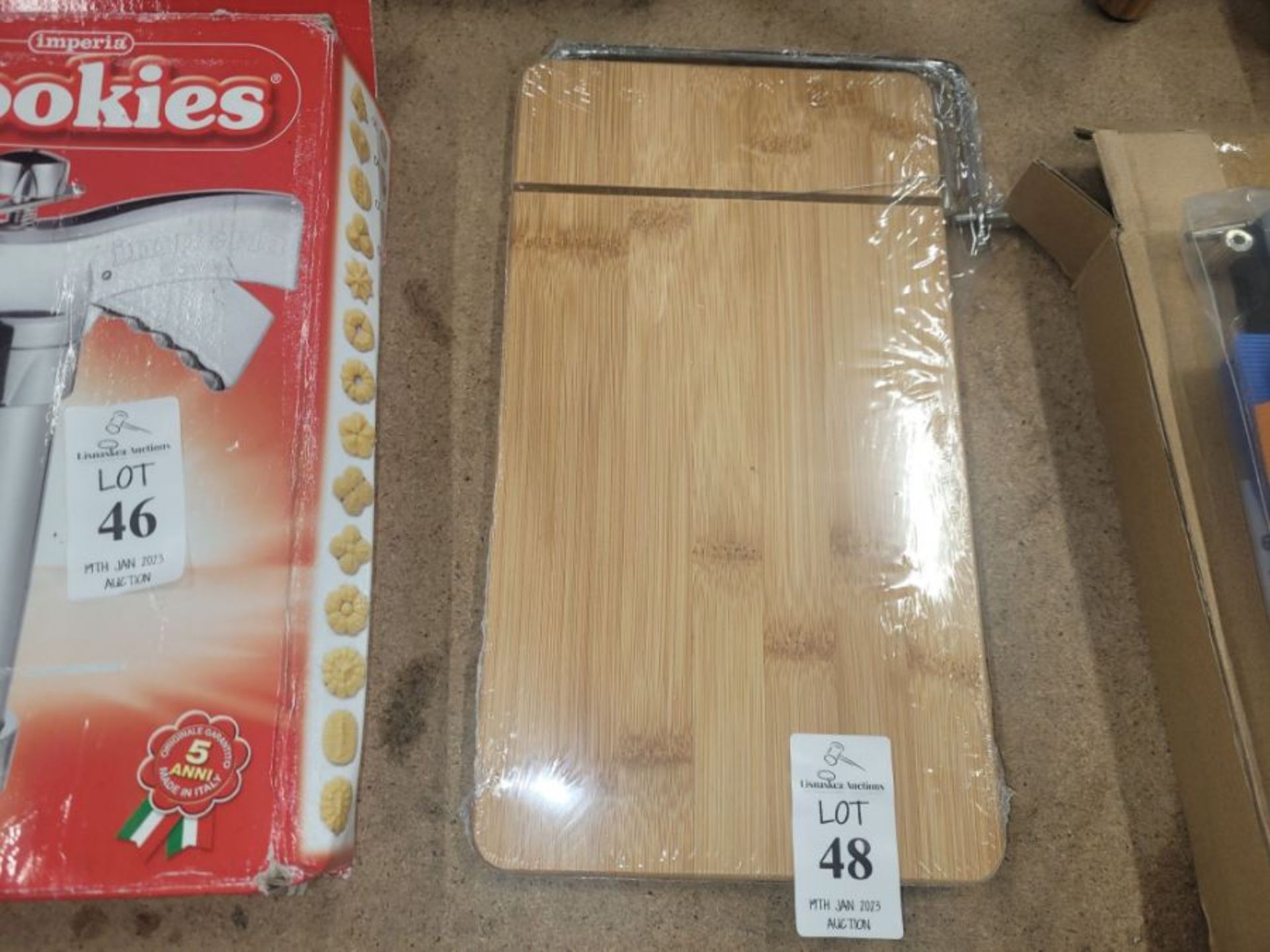 CHOPPING BOARD WITH CHEESE CUTTER