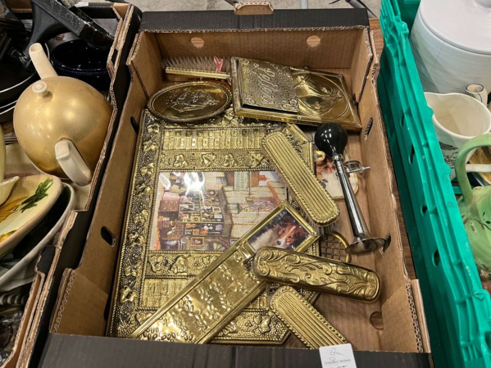 BOX OF ASSORTED VINTAGE BRASS ITEMS