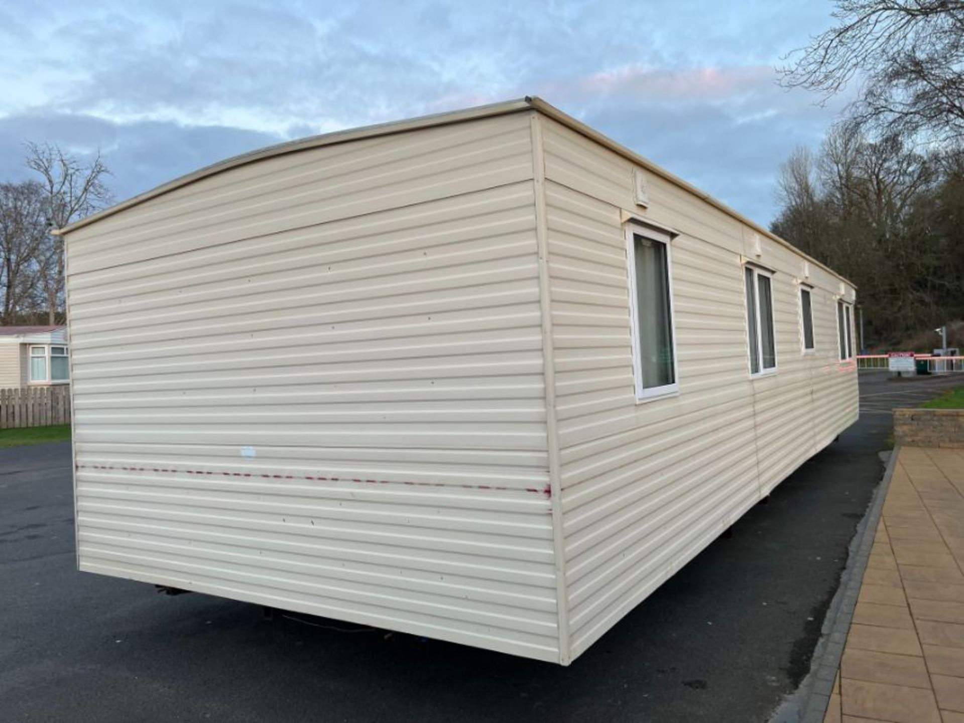 WILLERBY LYNDHURST 37FT X 12FT, 3 BEDROOM STATIC CARAVAN DOUBLE GLAZED & CENTRAL HEATING - LOCATED - Image 27 of 44