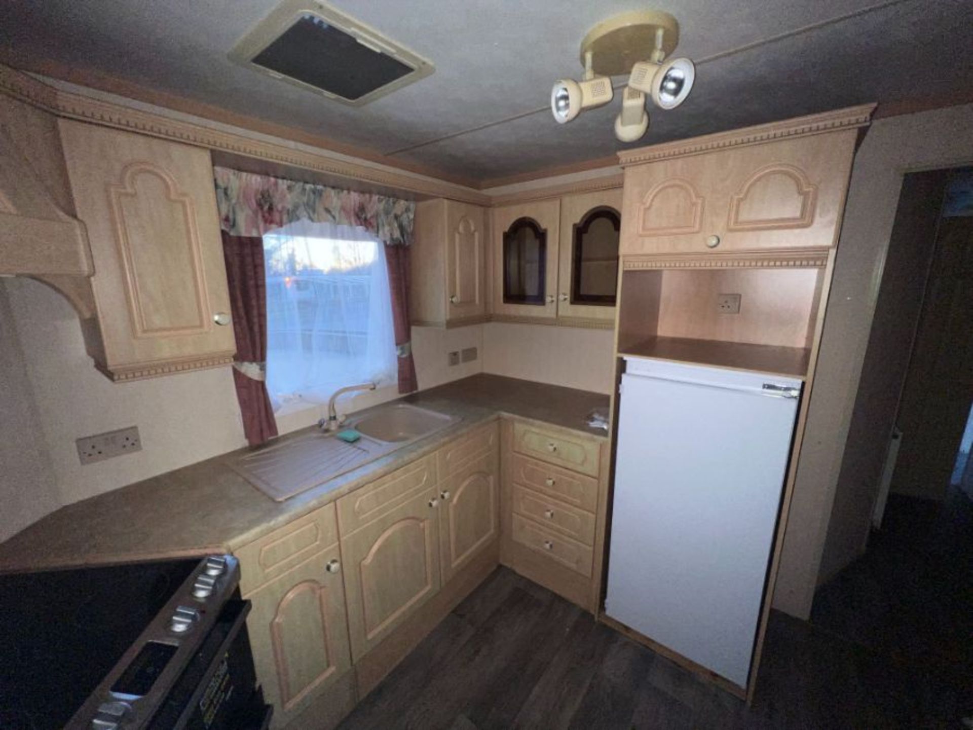 WILLERBY LYNDHURST 37FT X 12FT, 3 BEDROOM STATIC CARAVAN DOUBLE GLAZED & CENTRAL HEATING - LOCATED - Image 16 of 44