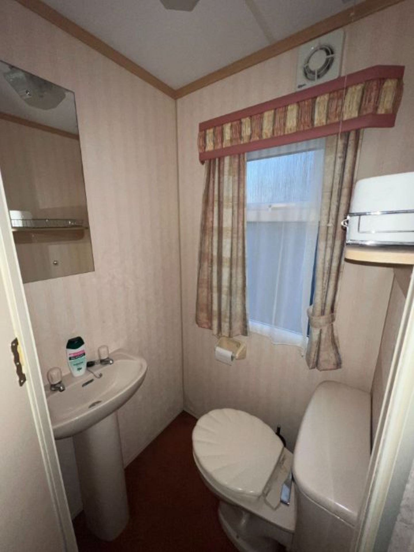 WILLERBY LYNDHURST 37FT X 12FT, 2 BEDROOM STATIC CARAVAN DOUBLE GLAZED & CENTRAL HEATING - LOCATED - Image 7 of 50