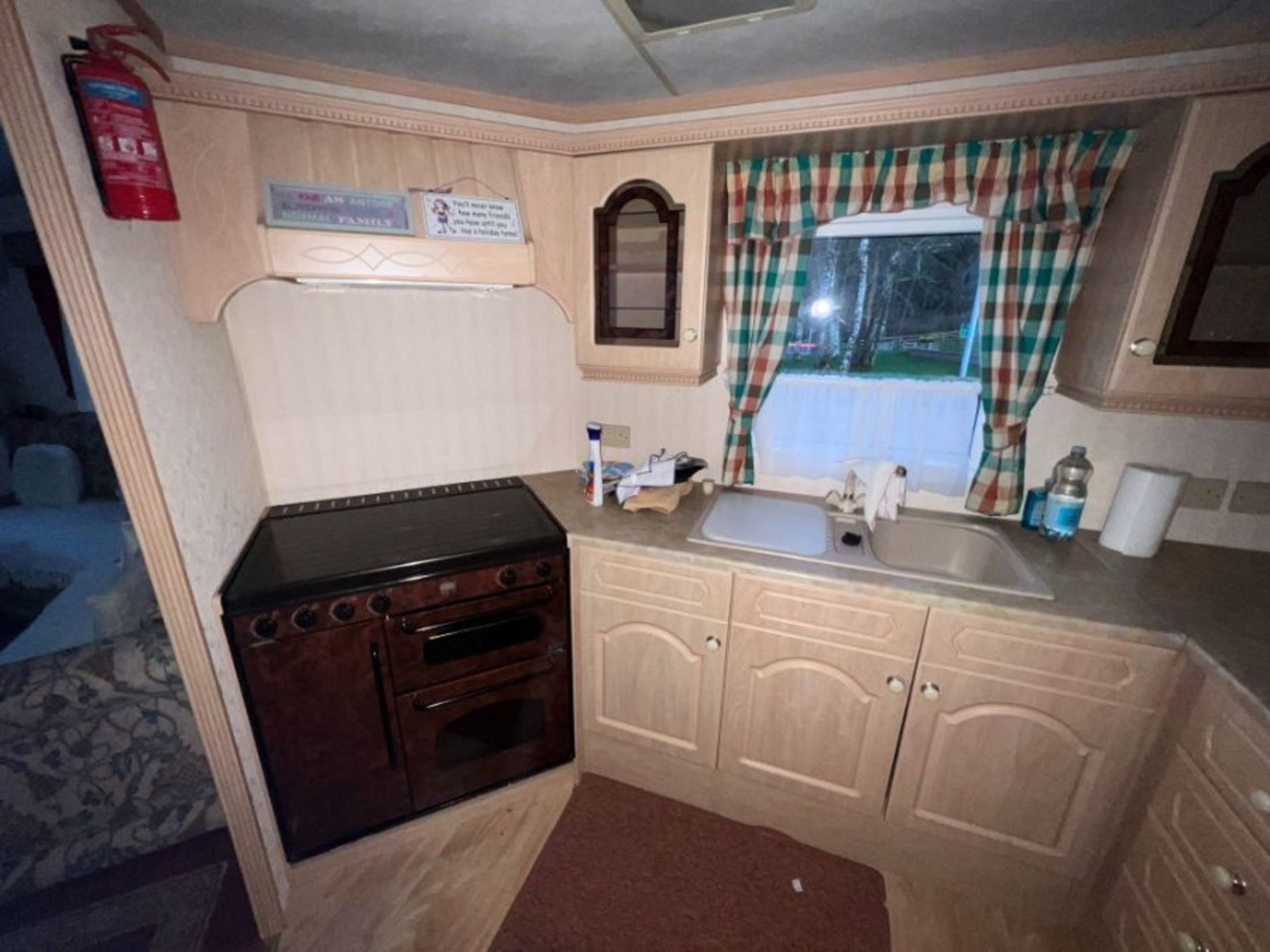 WILLERBY LYNDHURST 37FT X 12FT, 2 BEDROOM STATIC CARAVAN DOUBLE GLAZED & CENTRAL HEATING - LOCATED - Image 13 of 50