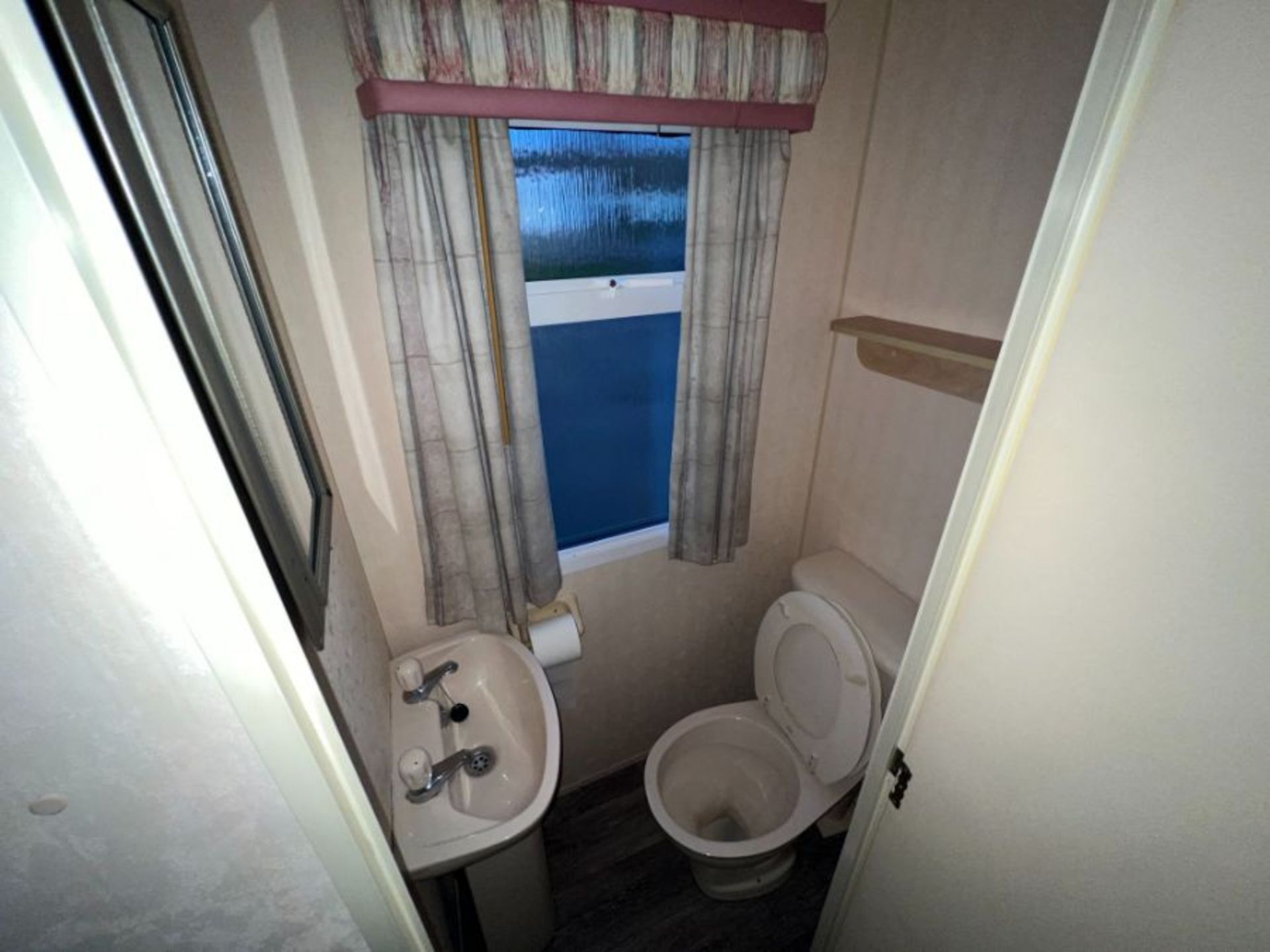 WILLERBY LYNDHURST 37FT X 12FT, 3 BEDROOM STATIC CARAVAN DOUBLE GLAZED & CENTRAL HEATING - LOCATED - Image 13 of 44