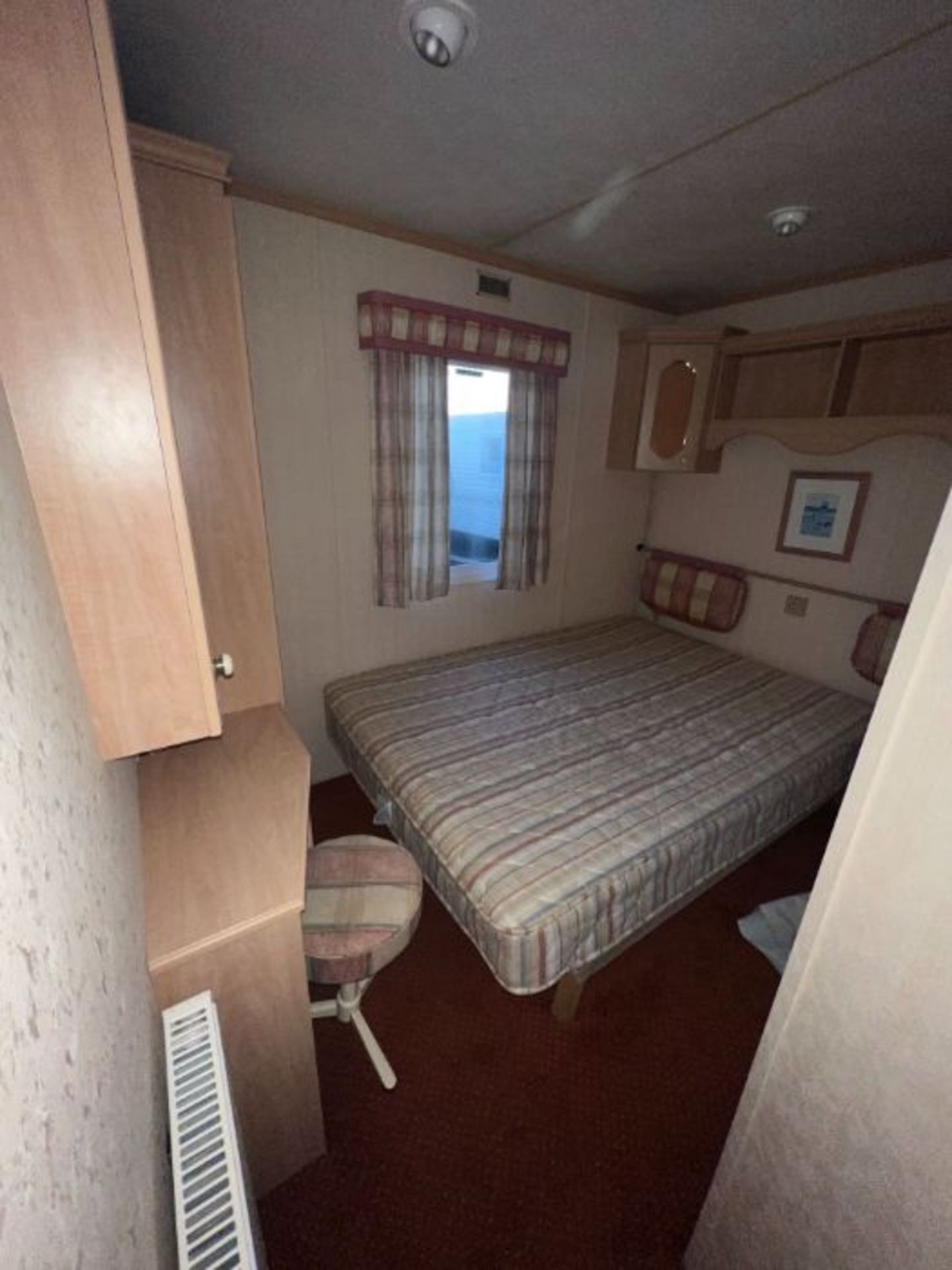 WILLERBY LYNDHURST 37FT X 12FT, 3 BEDROOM STATIC CARAVAN DOUBLE GLAZED & CENTRAL HEATING - LOCATED - Image 8 of 44