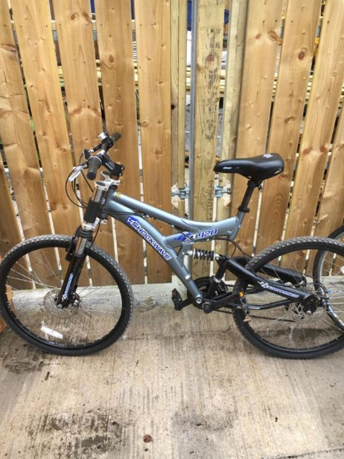 SHOCKWAVE GREY MOUNTAIN BIKE - LOCATED AT CASTLE ARCHDALE CARAVAN PARK - (NO HAMMER VAT) **BUYER