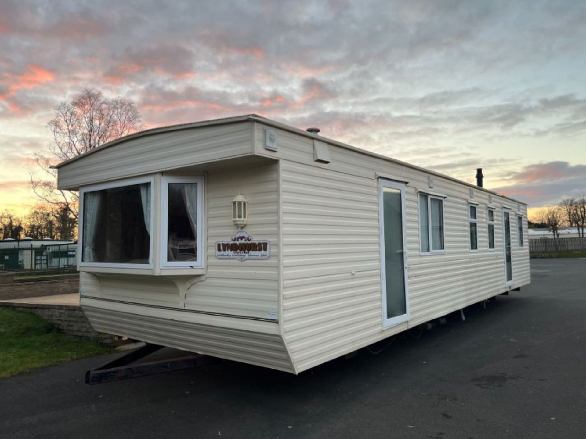 WILLERBY LYNDHURST 37FT X 12FT, 3 BEDROOM STATIC CARAVAN DOUBLE GLAZED & CENTRAL HEATING - LOCATED - Image 23 of 44