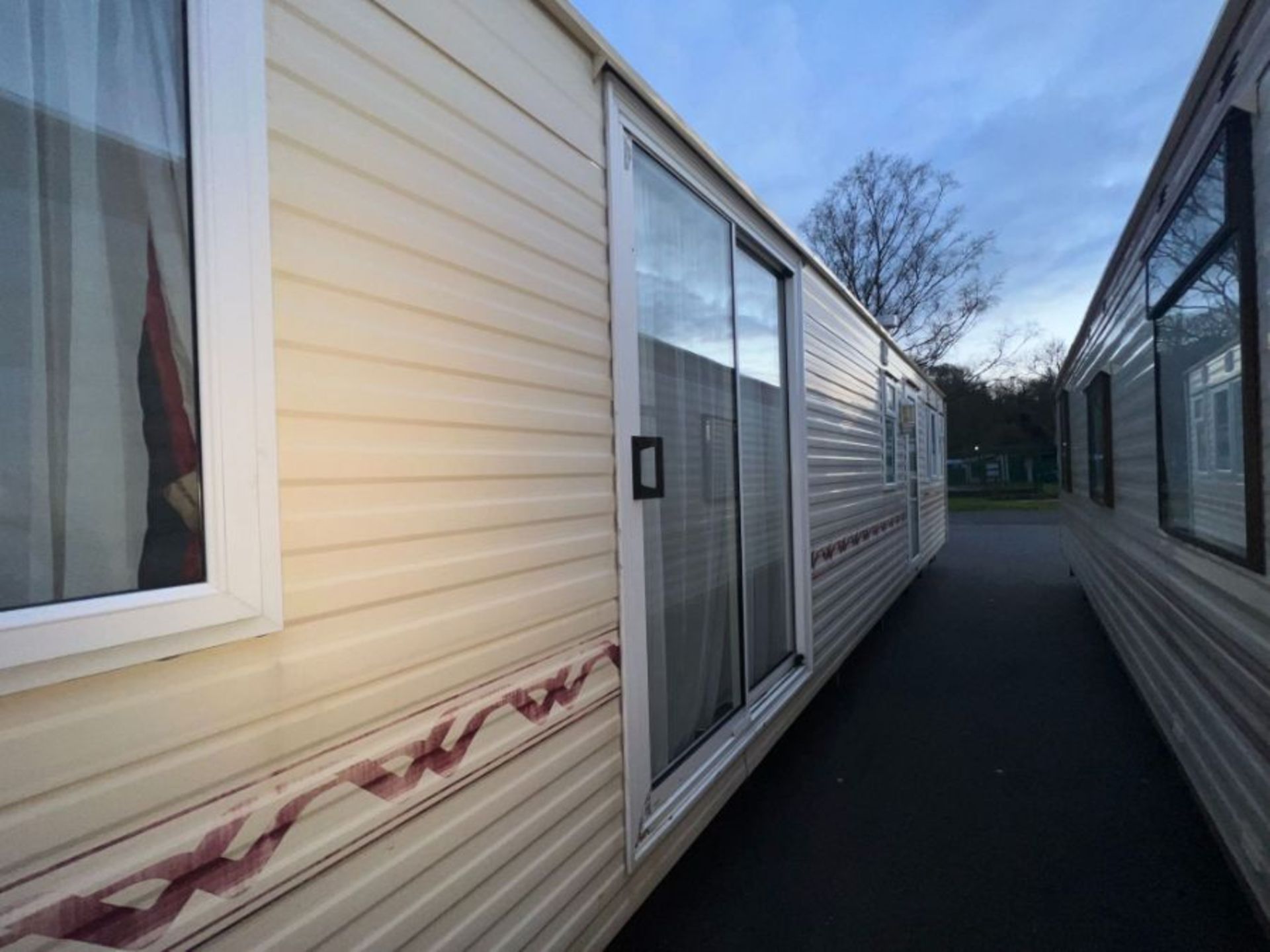 WILLERBY LYNDHURST 37FT X 12FT, 2 BEDROOM STATIC CARAVAN DOUBLE GLAZED & CENTRAL HEATING - LOCATED - Image 28 of 50