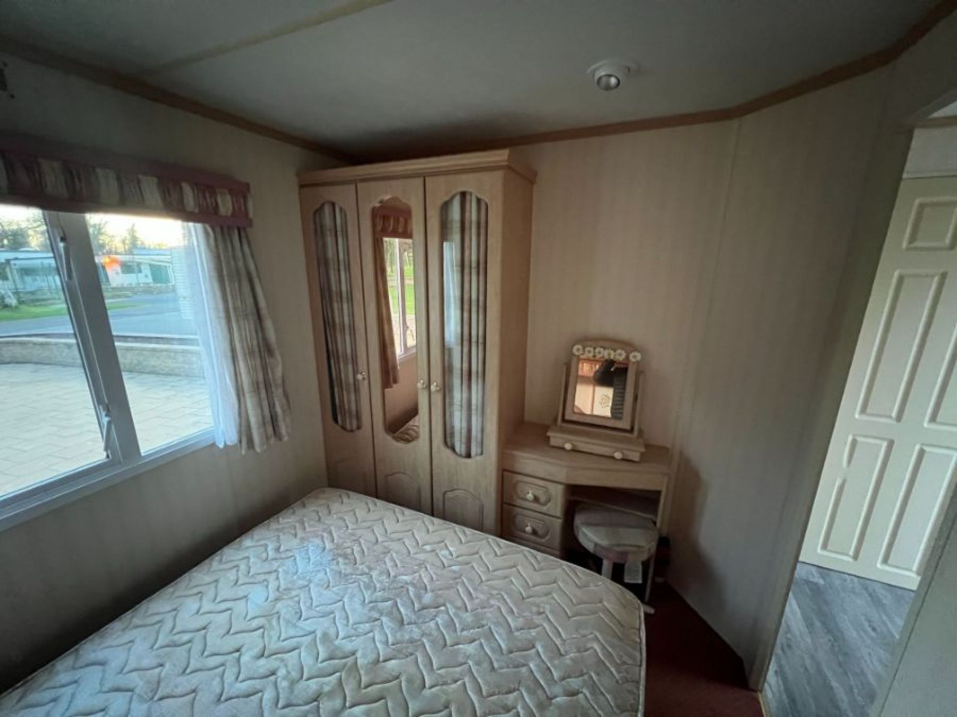 WILLERBY LYNDHURST 37FT X 12FT, 3 BEDROOM STATIC CARAVAN DOUBLE GLAZED & CENTRAL HEATING - LOCATED - Image 33 of 44