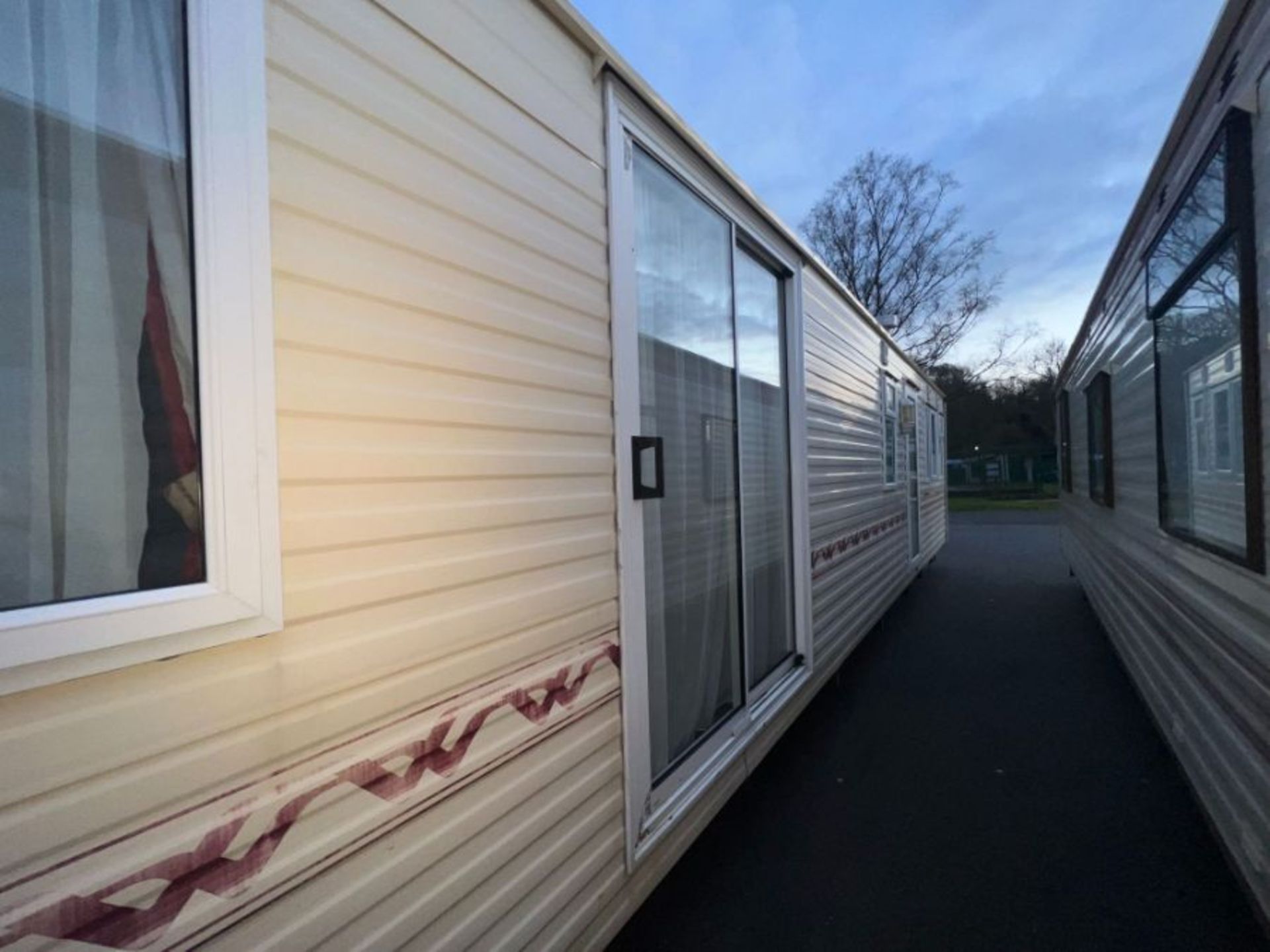 WILLERBY LYNDHURST 37FT X 12FT, 2 BEDROOM STATIC CARAVAN DOUBLE GLAZED & CENTRAL HEATING - LOCATED - Image 3 of 50