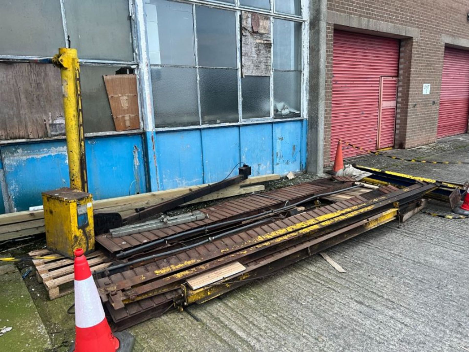 BRADBURY HYDRO ELECTRIC LIFT MASTER 4 POST CAR LIFT (WAS WORKING WHEN REMOVED)