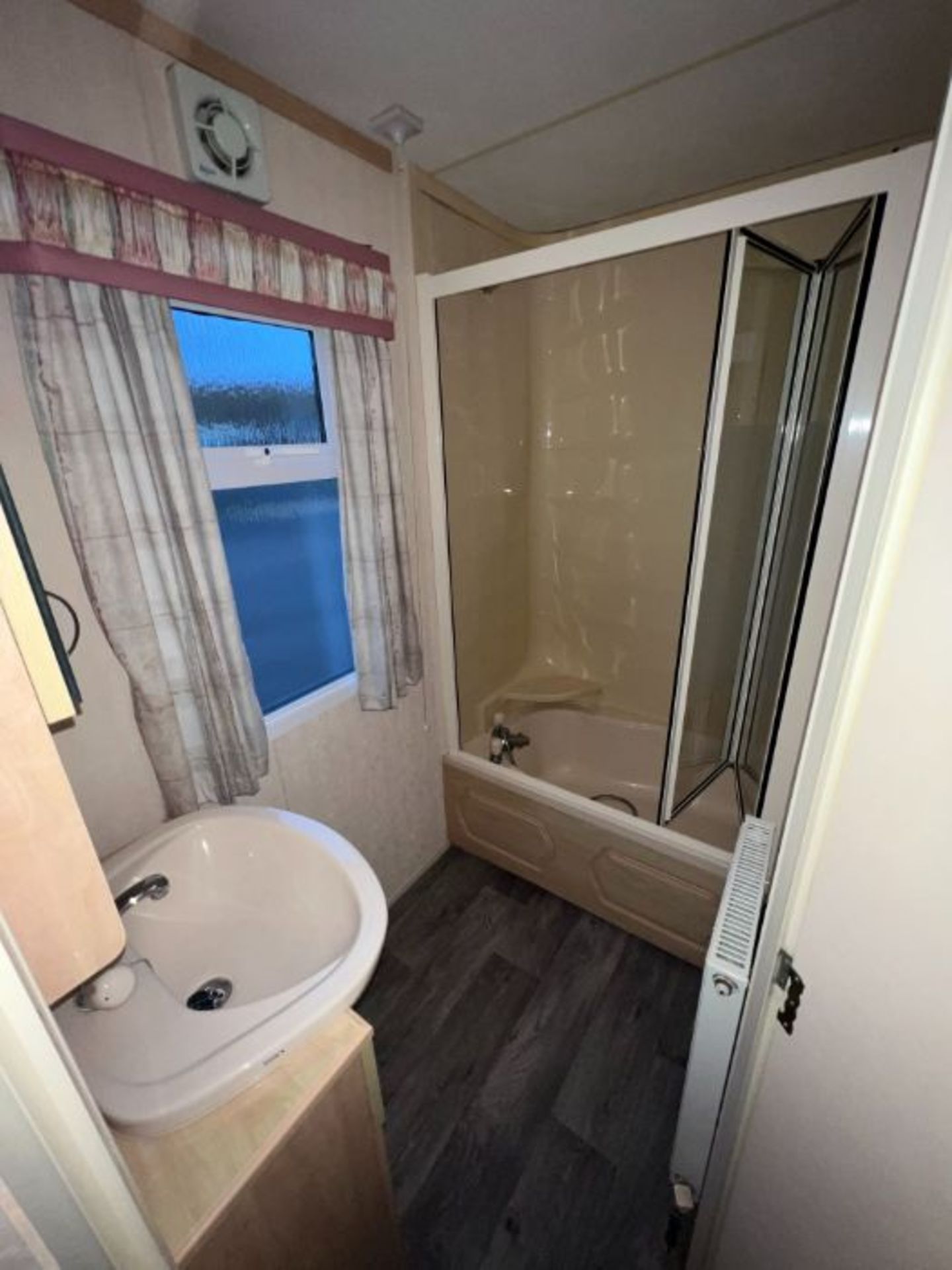 WILLERBY LYNDHURST 37FT X 12FT, 3 BEDROOM STATIC CARAVAN DOUBLE GLAZED & CENTRAL HEATING - LOCATED - Image 14 of 44