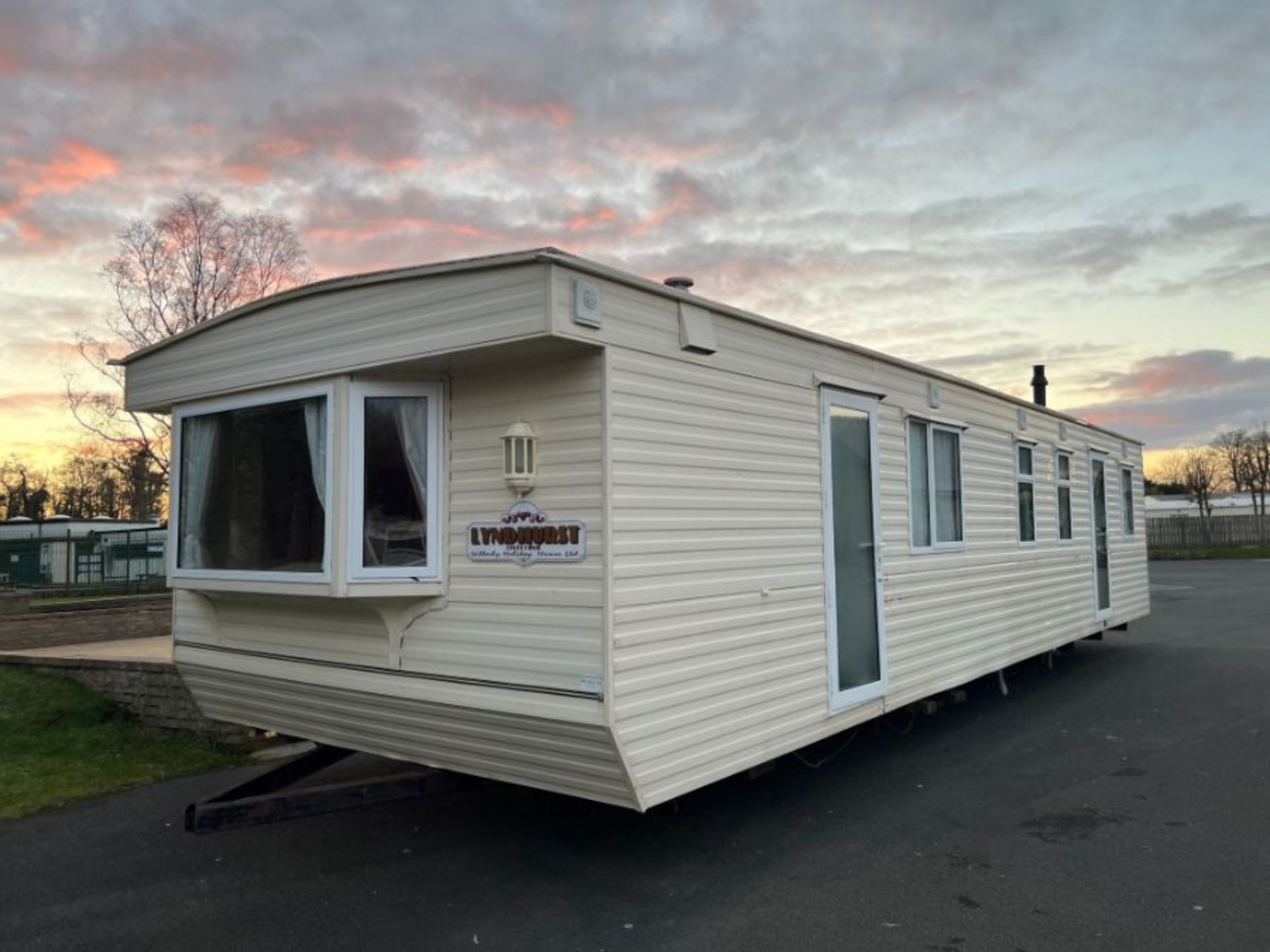WILLERBY LYNDHURST 37FT X 12FT, 3 BEDROOM STATIC CARAVAN DOUBLE GLAZED & CENTRAL HEATING - LOCATED