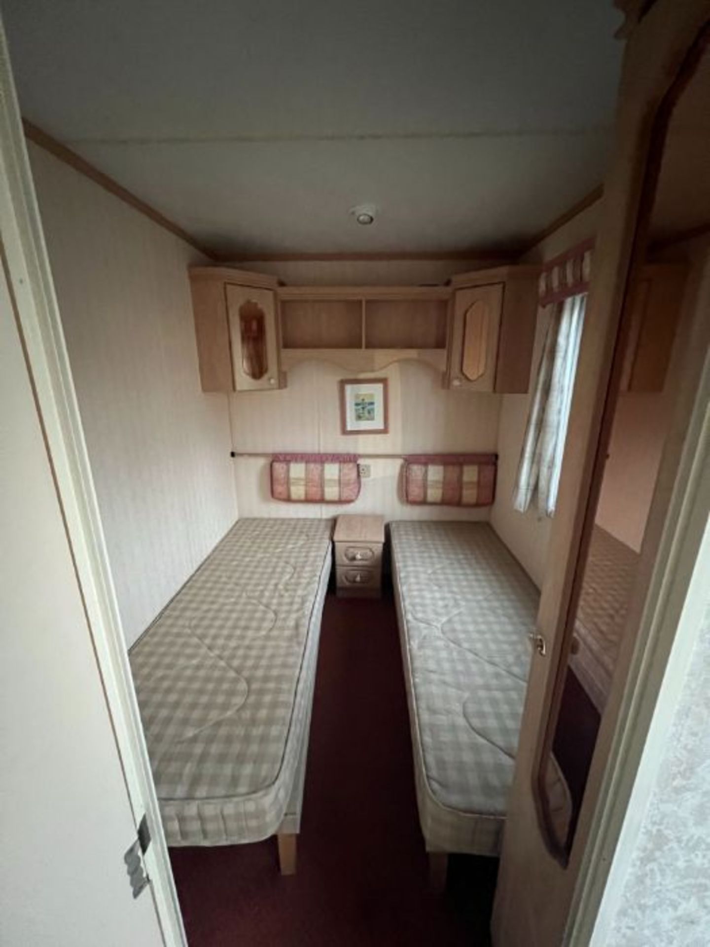 WILLERBY LYNDHURST 37FT X 12FT, 3 BEDROOM STATIC CARAVAN DOUBLE GLAZED & CENTRAL HEATING - LOCATED - Image 29 of 44