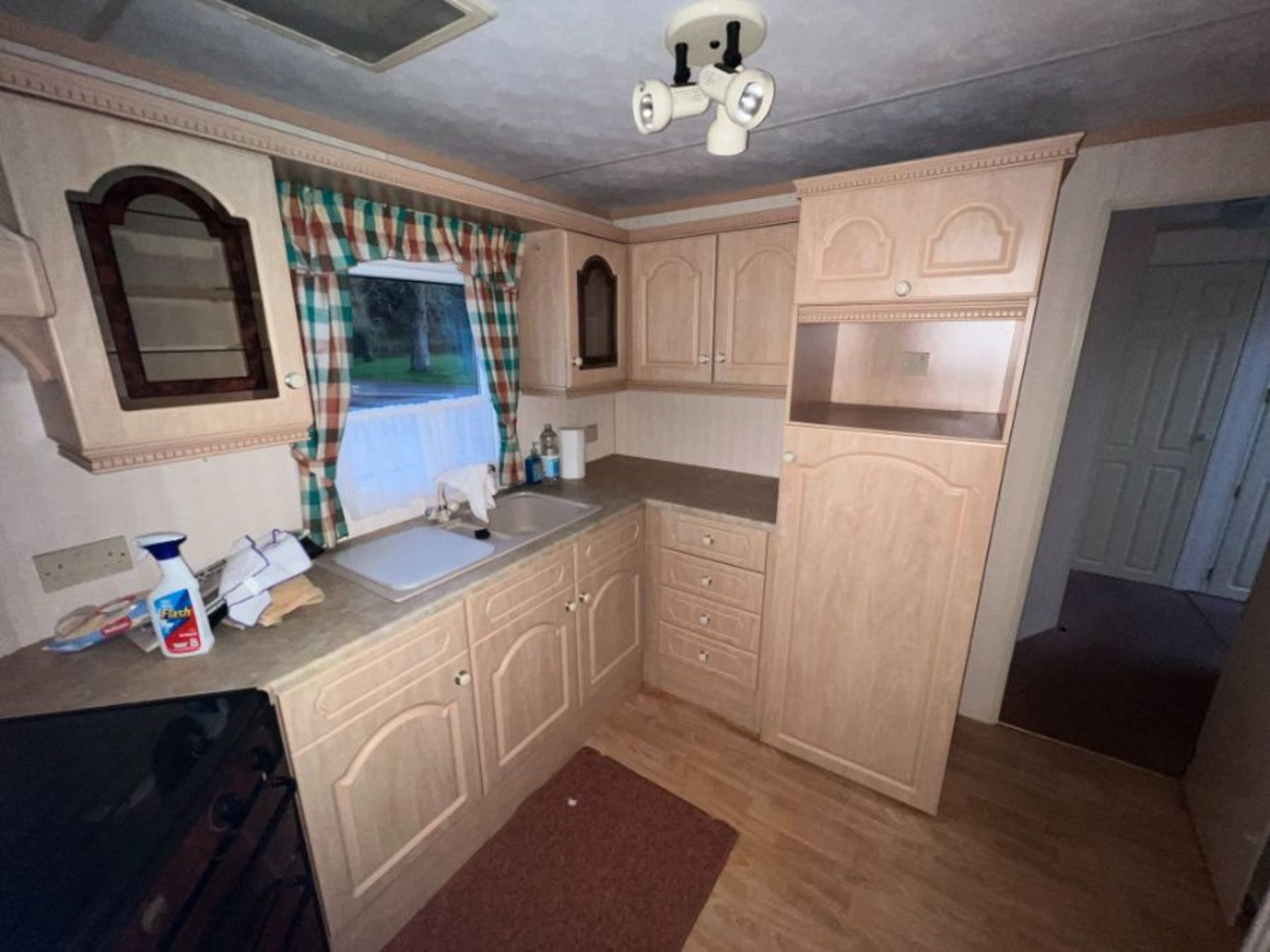 WILLERBY LYNDHURST 37FT X 12FT, 2 BEDROOM STATIC CARAVAN DOUBLE GLAZED & CENTRAL HEATING - LOCATED - Image 40 of 50