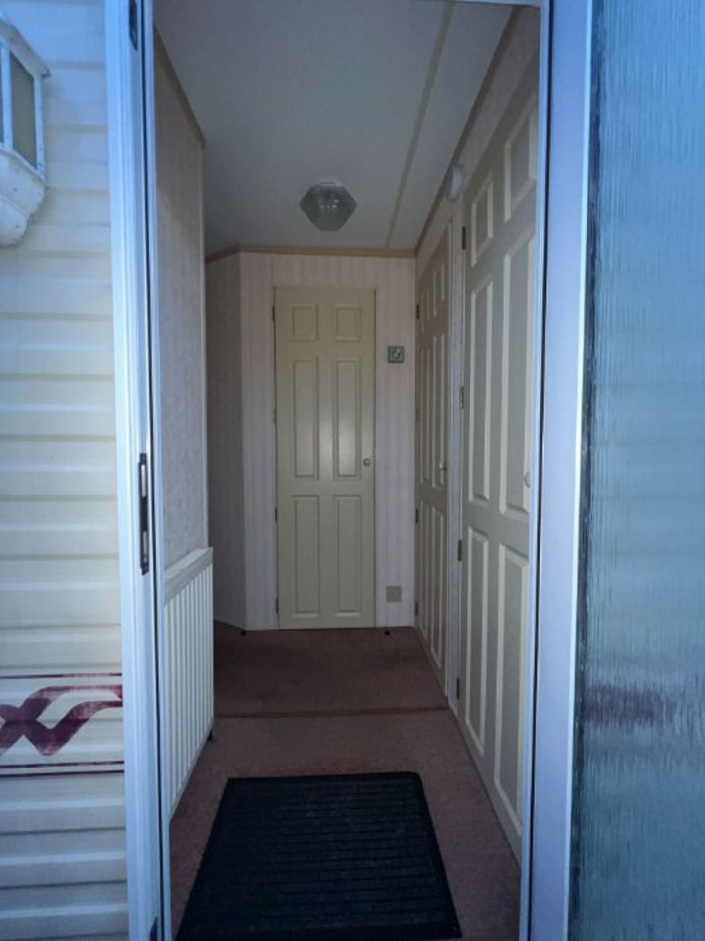 WILLERBY LYNDHURST 37FT X 12FT, 2 BEDROOM STATIC CARAVAN DOUBLE GLAZED & CENTRAL HEATING - LOCATED - Image 4 of 50