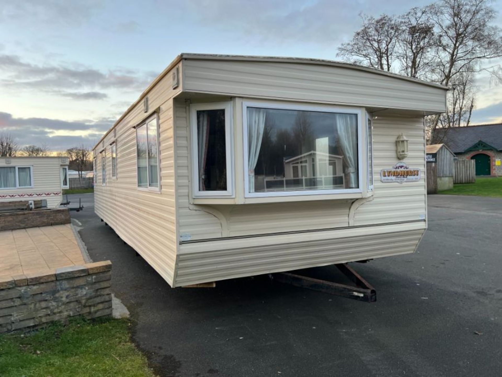 WILLERBY LYNDHURST 37FT X 12FT, 3 BEDROOM STATIC CARAVAN DOUBLE GLAZED & CENTRAL HEATING - LOCATED - Image 25 of 44