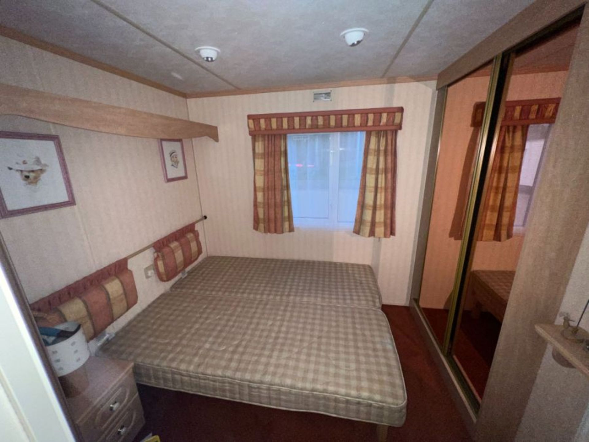 WILLERBY LYNDHURST 37FT X 12FT, 2 BEDROOM STATIC CARAVAN DOUBLE GLAZED & CENTRAL HEATING - LOCATED - Image 9 of 50