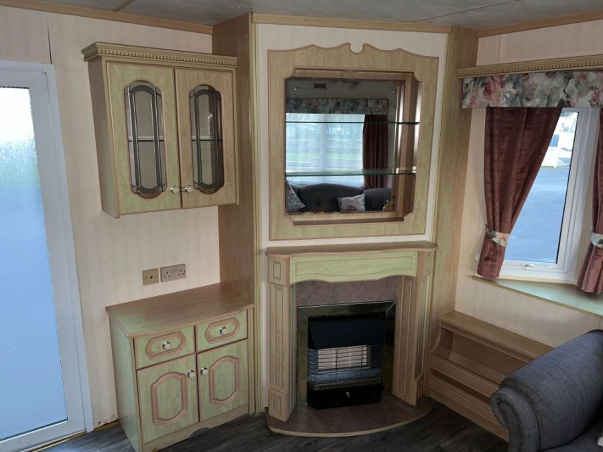 WILLERBY LYNDHURST 37FT X 12FT, 3 BEDROOM STATIC CARAVAN DOUBLE GLAZED & CENTRAL HEATING - LOCATED - Image 18 of 44