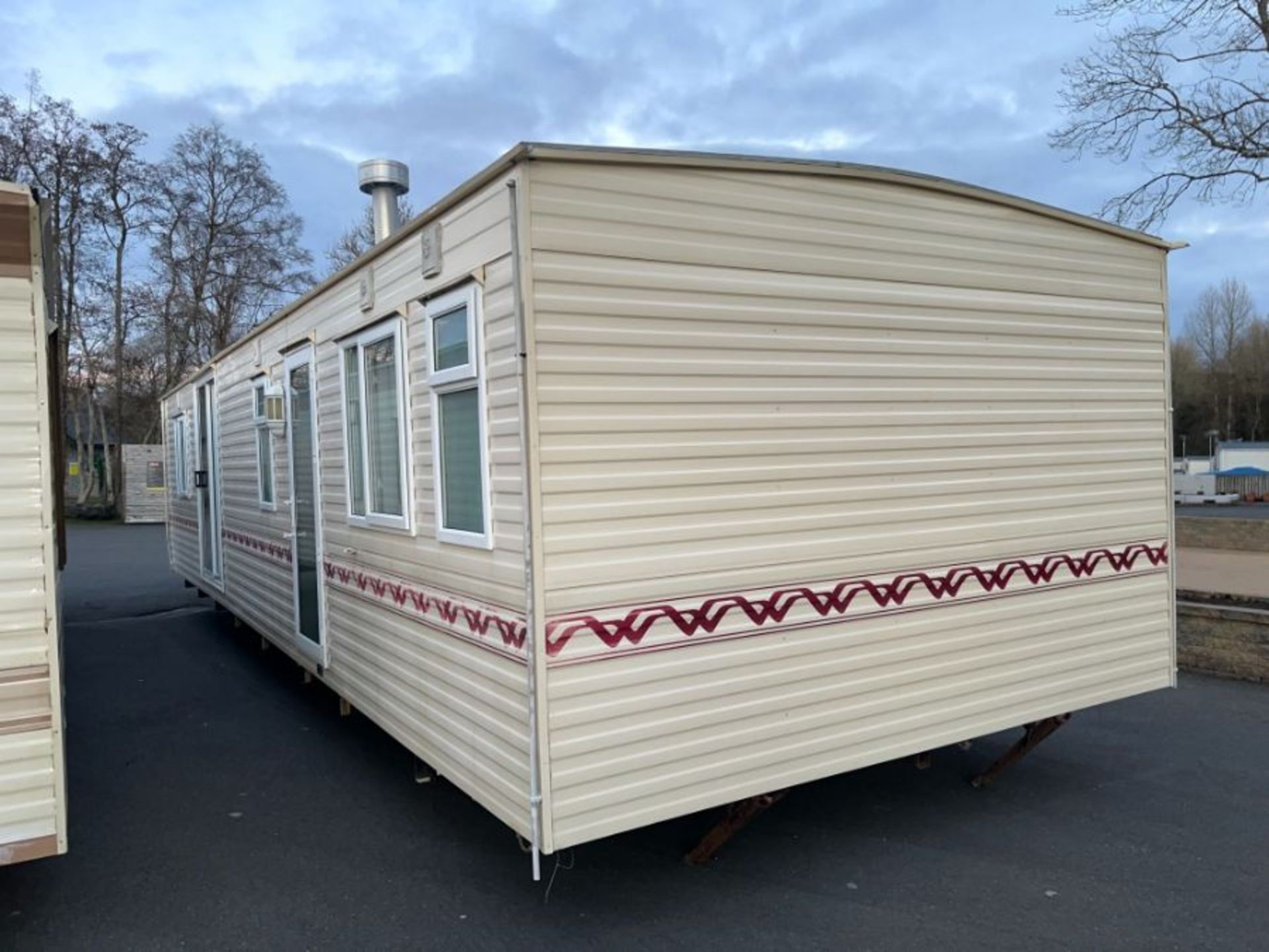 WILLERBY LYNDHURST 37FT X 12FT, 2 BEDROOM STATIC CARAVAN DOUBLE GLAZED & CENTRAL HEATING - LOCATED - Image 25 of 50