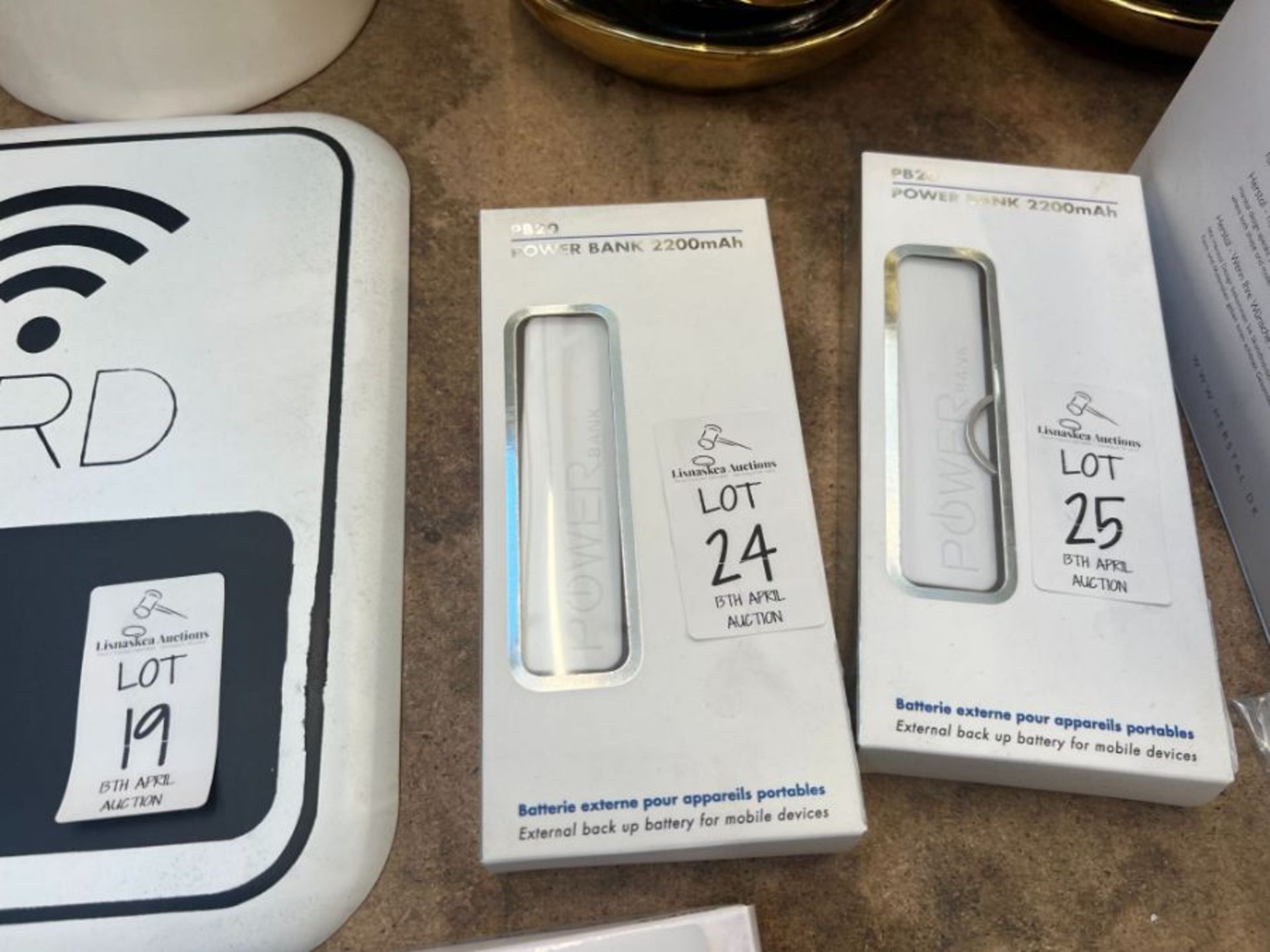 WHITE PORTABLE POWER BANK (NEW)