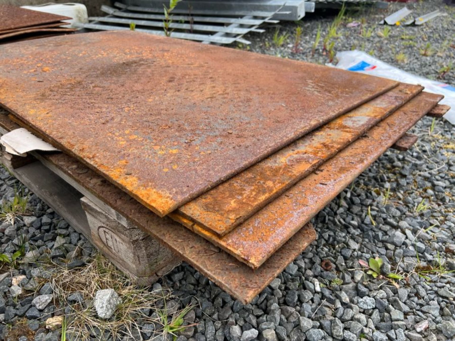 4X LENGTHS OF HEAVY STEEL CHECKERED PLATE (ASSORTED SIZES) - Bild 2 aus 2