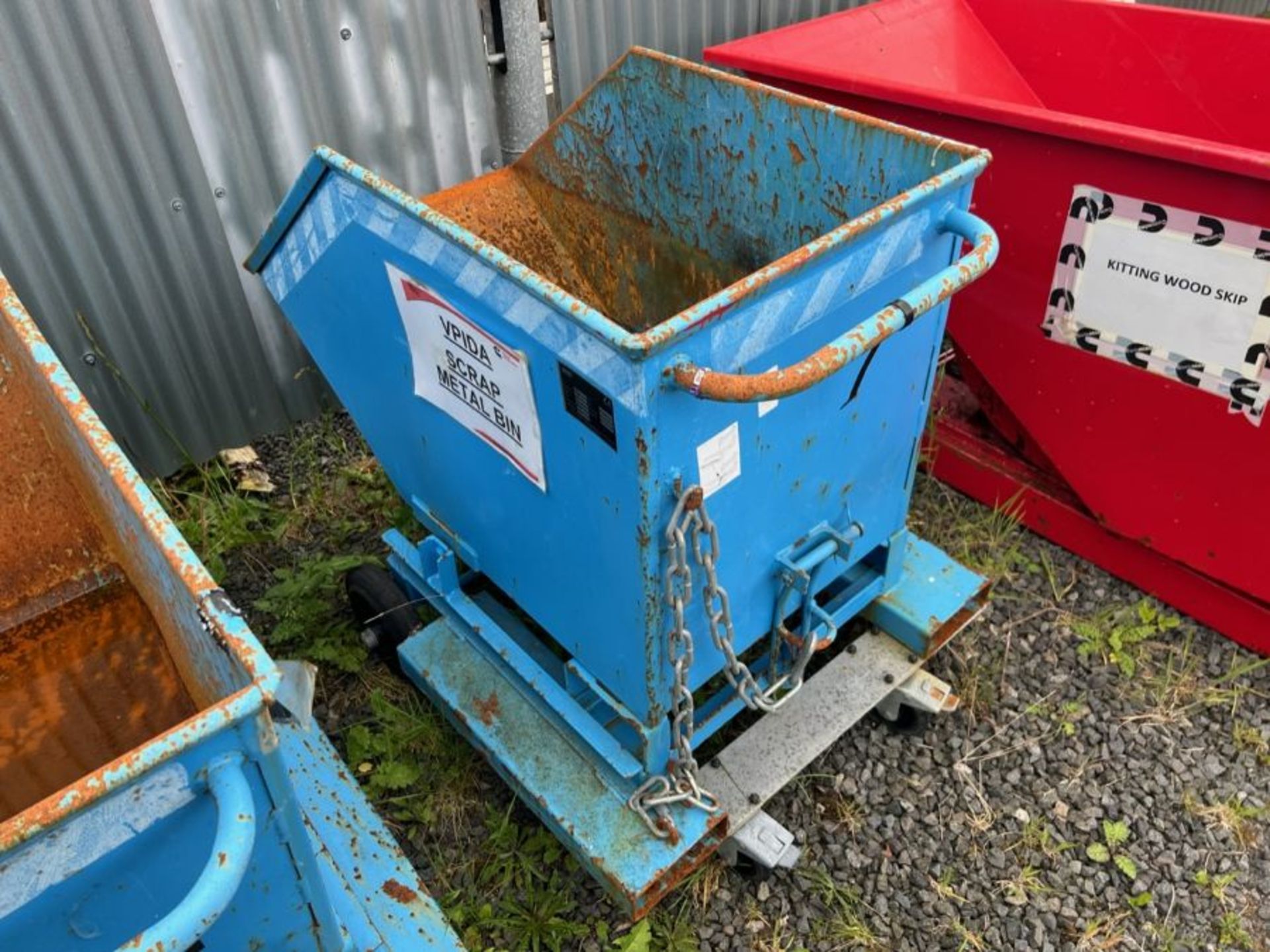 BLUE FORKLIFT TIPPING SKIP ON WHEELS - Image 2 of 2