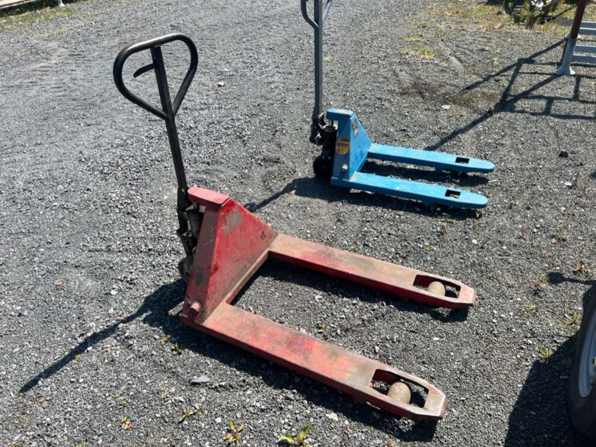 RED 2000KG PALLET TRUCK (WORKING) - Image 2 of 2