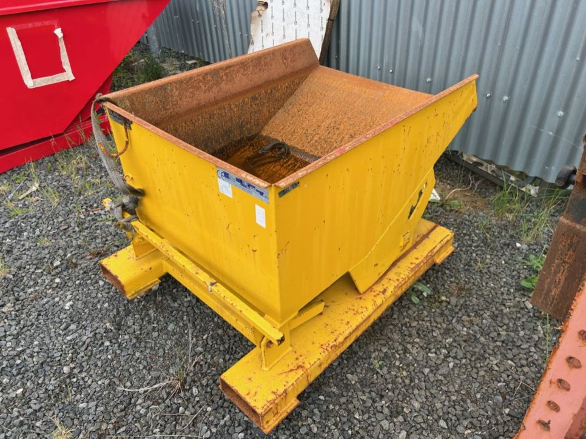 YELLOW FORKLIFT TIPPING SKIP ON WHEELS