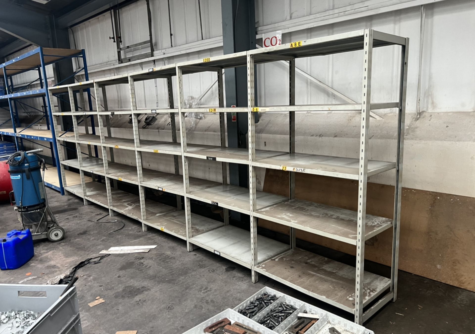 6X BAYS OF 5-TIER STEEL SHELVING (38" x 24" SHELVES) (79" HIGH) (TOTAL APPROX LENGTH 20FT) (7X