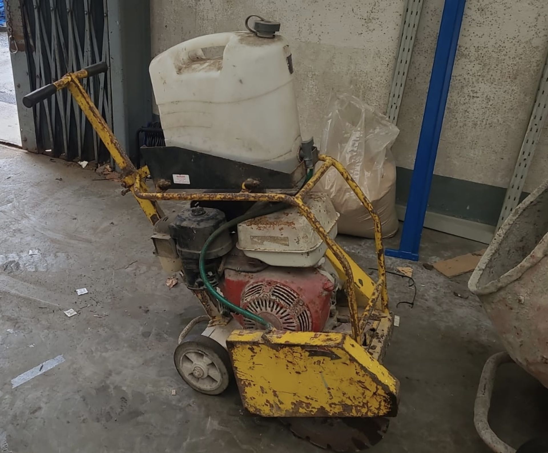 PETROL ROAD SAW WITH DIMOND TIPPED BLADE (WORKING) (NO HAMMER VAT ON THIS LOT)