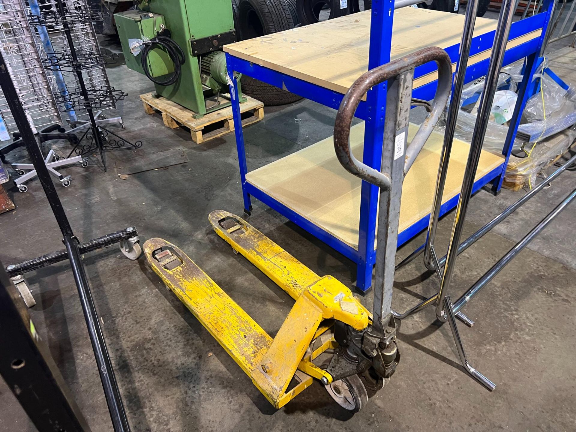 PALLET TRUCK (NOT LIFTING)