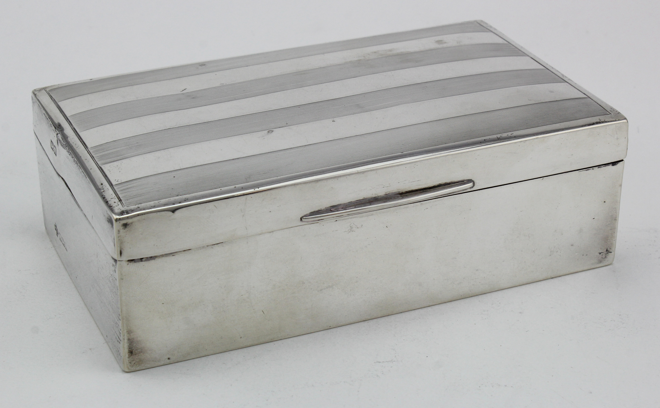 Silver cigarette box (has a wooden lining) hallmarked Birm, 1925. Gross weight 14oz approx (includes