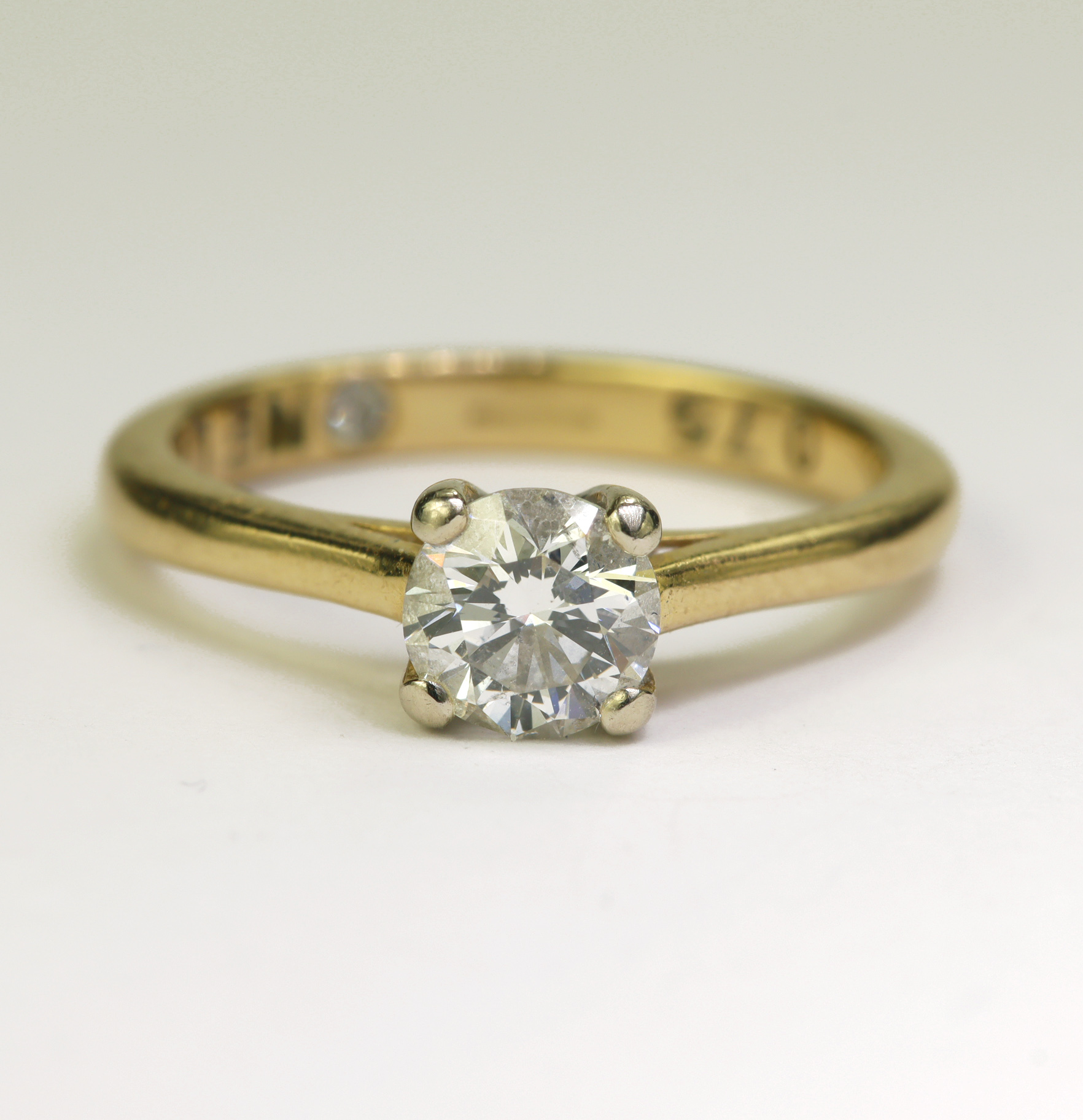 18ct yellow gold diamond solitaire, set with one round brilliant cut approx 0.72ct, colour graded I,