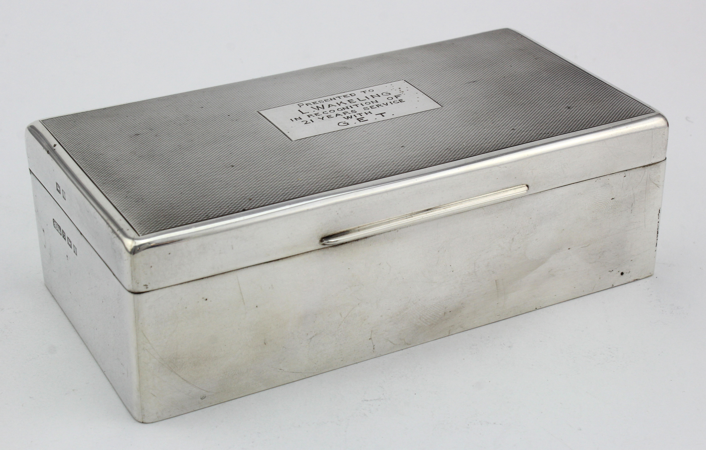 Silver cigarette box (has a wooden lining) hallmarked B.S. Ltd. Birm. 1967. Gross weight 16 oz