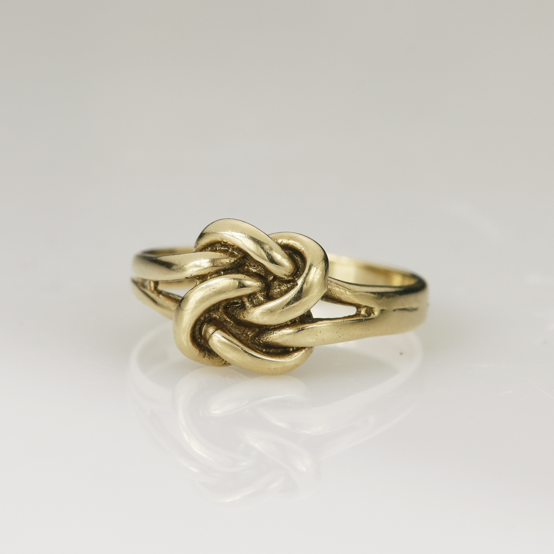 9ct yellow gold knot ring, knot measures 9.5mm, finger size R, weight 4g.