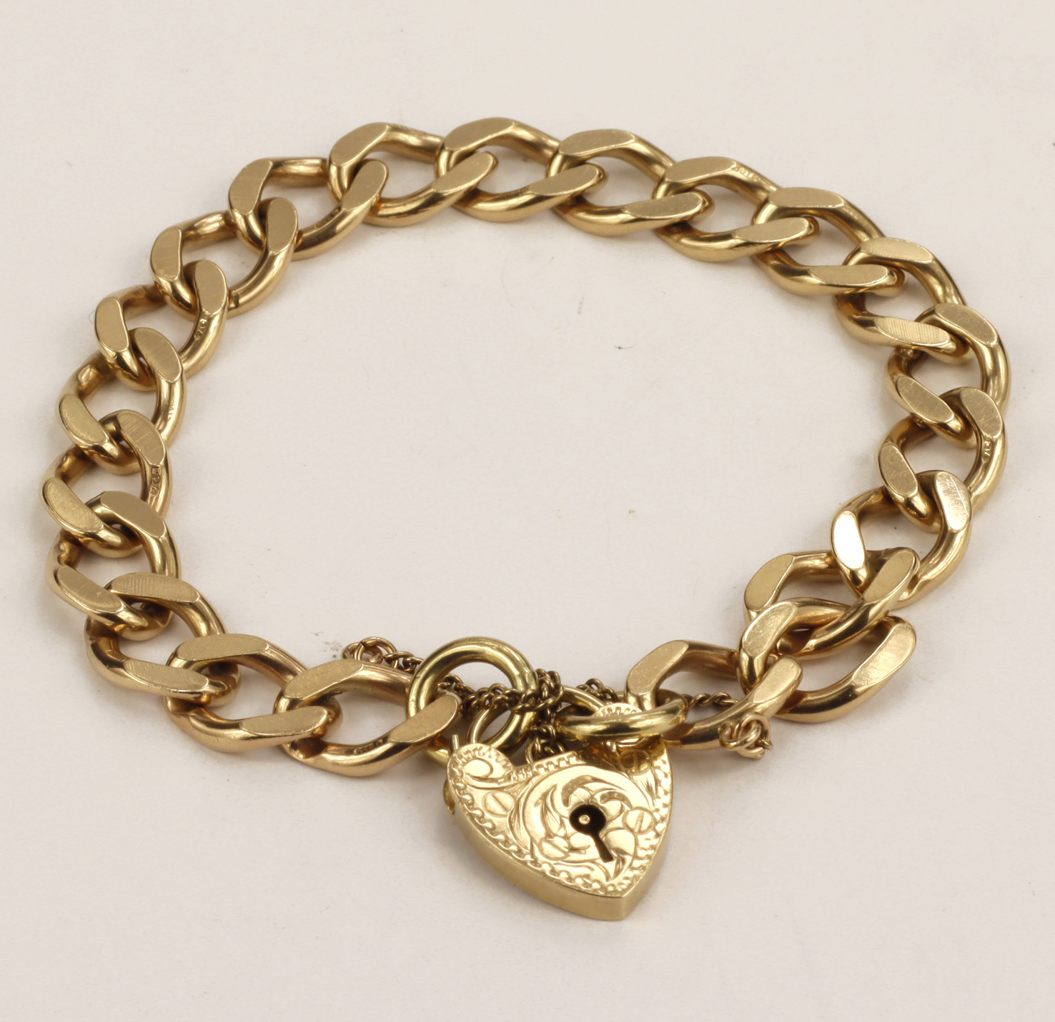 9ct yellow gold heart padlock bracelet with flat filed curb chain, width 9.2mm, length 7.5",