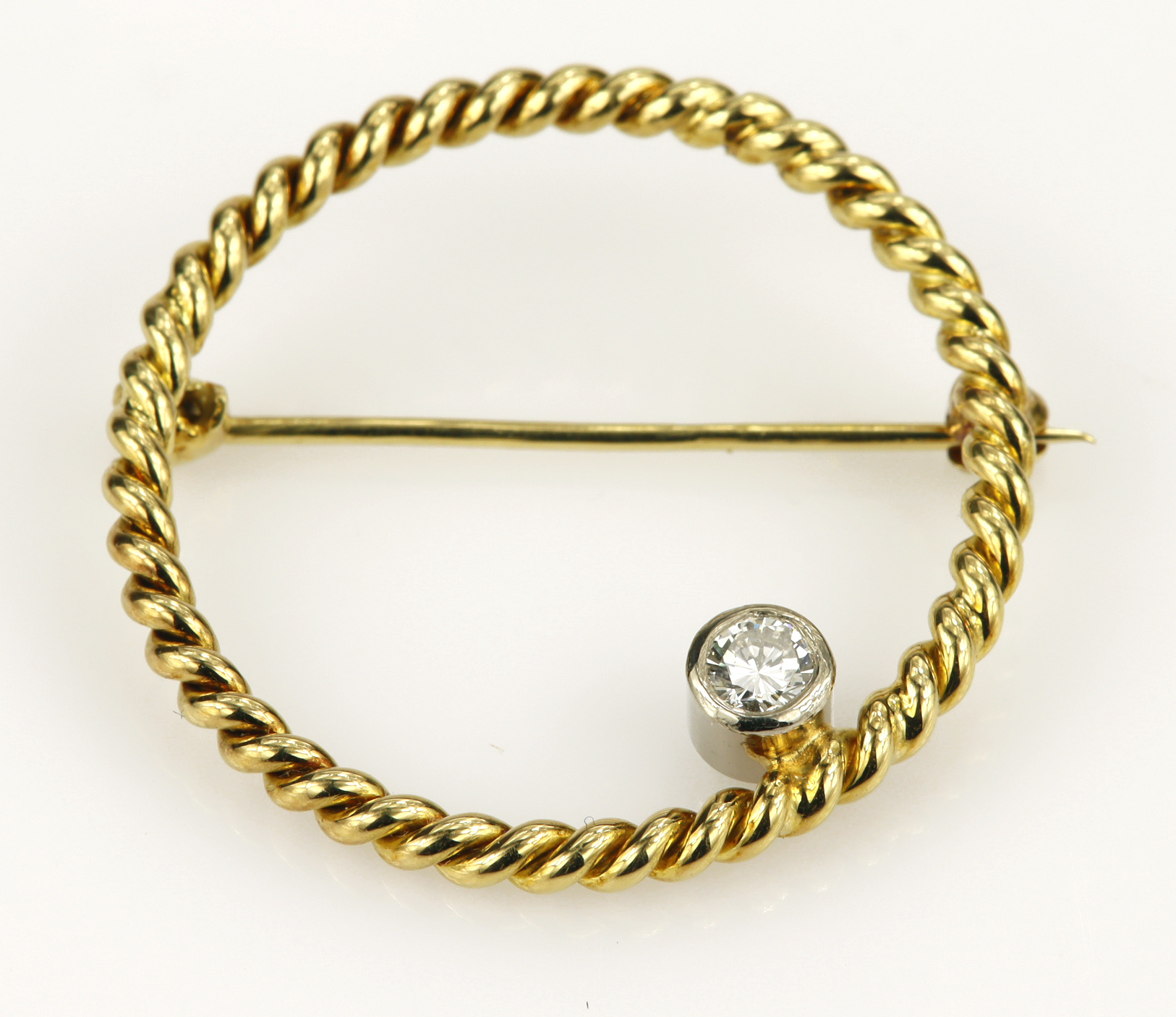 18ct yellow gold diamond set rope brooch, set with one round brilliant cut diamond approx 0.20ct,