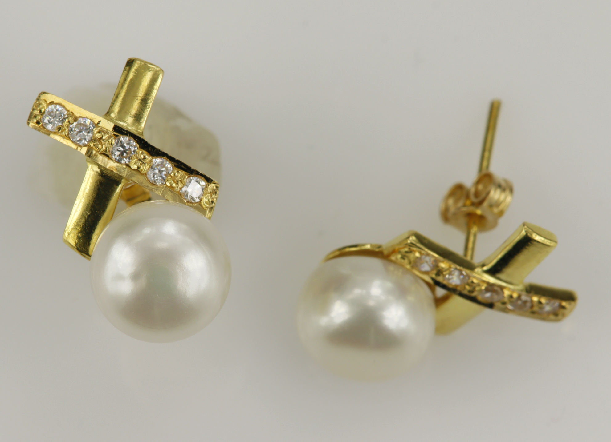 Yellow gold (tests 18ct) stud earrings, each pair is set with one 8mm freshwater pearl and five