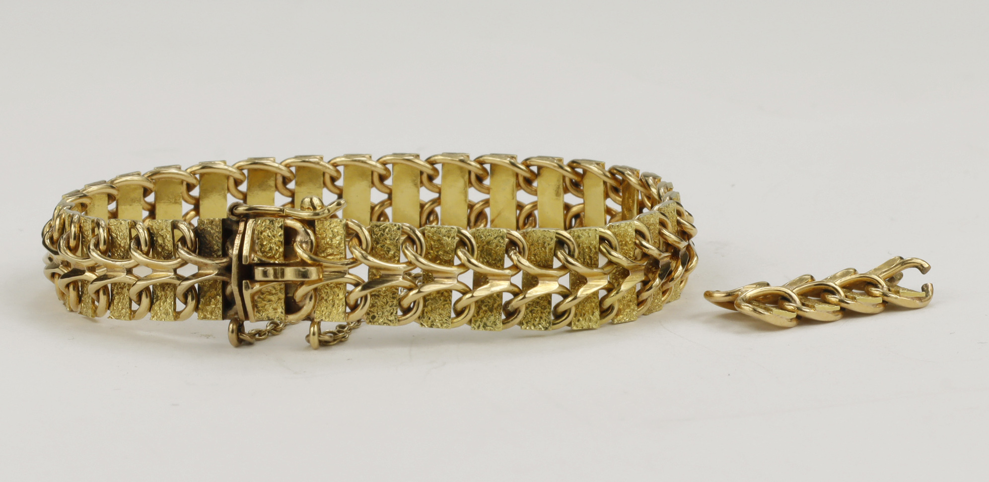 Yellow gold (tests 18ct) woven linked bracelet, 9.7mm wide, box clap with figure of eight safety