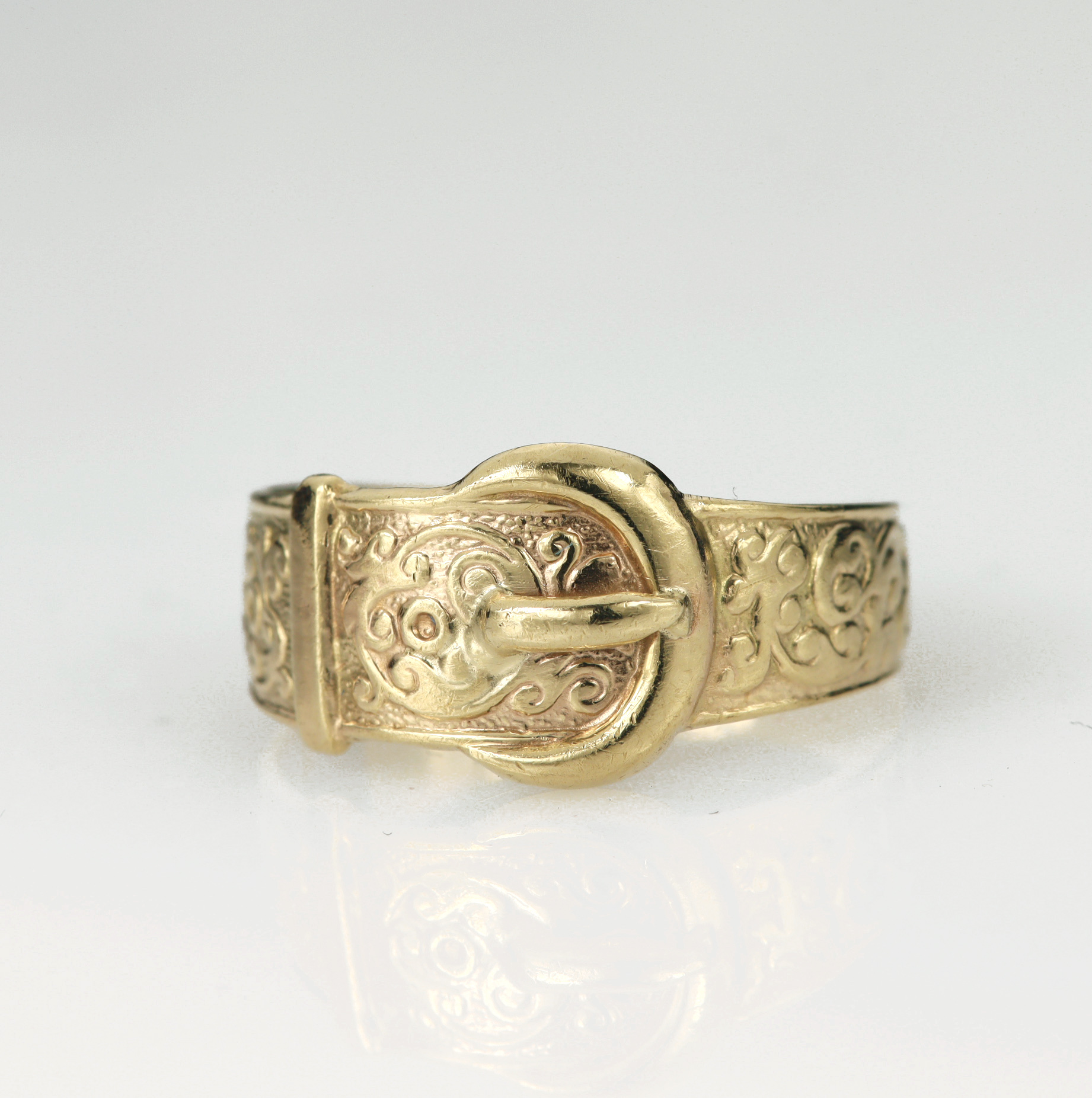 9ct yellow gold buckle ring, engraved with scroll details, finger size T/U, weight 4.1g.