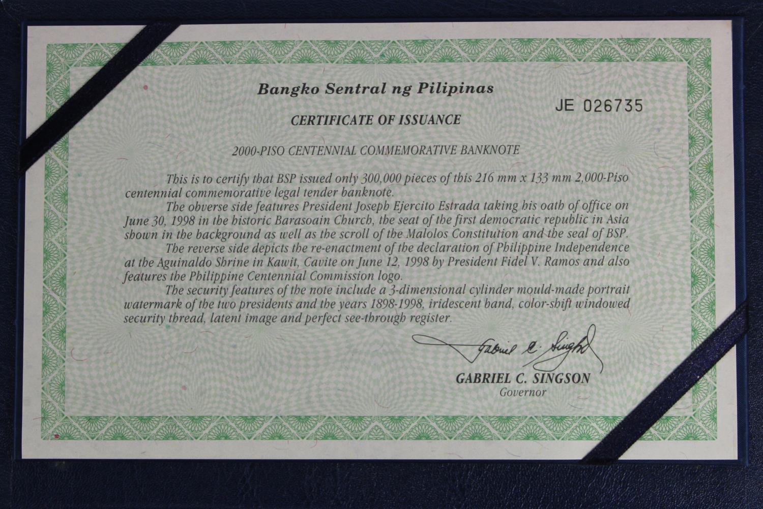 Philippines 2000 Piso issued 1998, Commemorative note in a large padded protective folder as issued, - Image 3 of 3