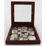 GB & World coins & medals (22) in a glass-topped case, includes 200g of sterling and pure silver and