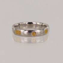 18ct white gold feature hallmark ring, hallmarks highlighted in yellow gold, London 'S&K' 2000,