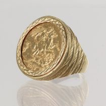 Gents Sovereign ring (coin dated 2018). Size S, weight 14g