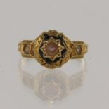 18ct yellow gold mourning ring, set with half pearls and seedpearls, centre pearl surrounded by