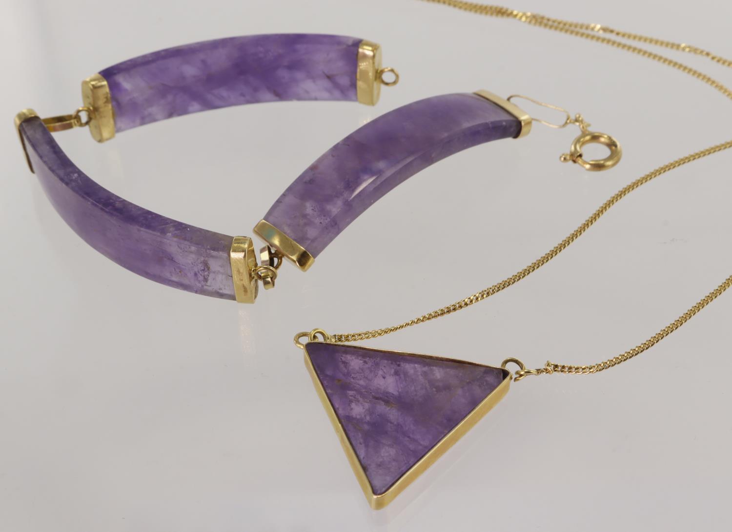 Yellow gold (tests 18ct) amethyst jewellery, to include a triangular polished pendant measuring
