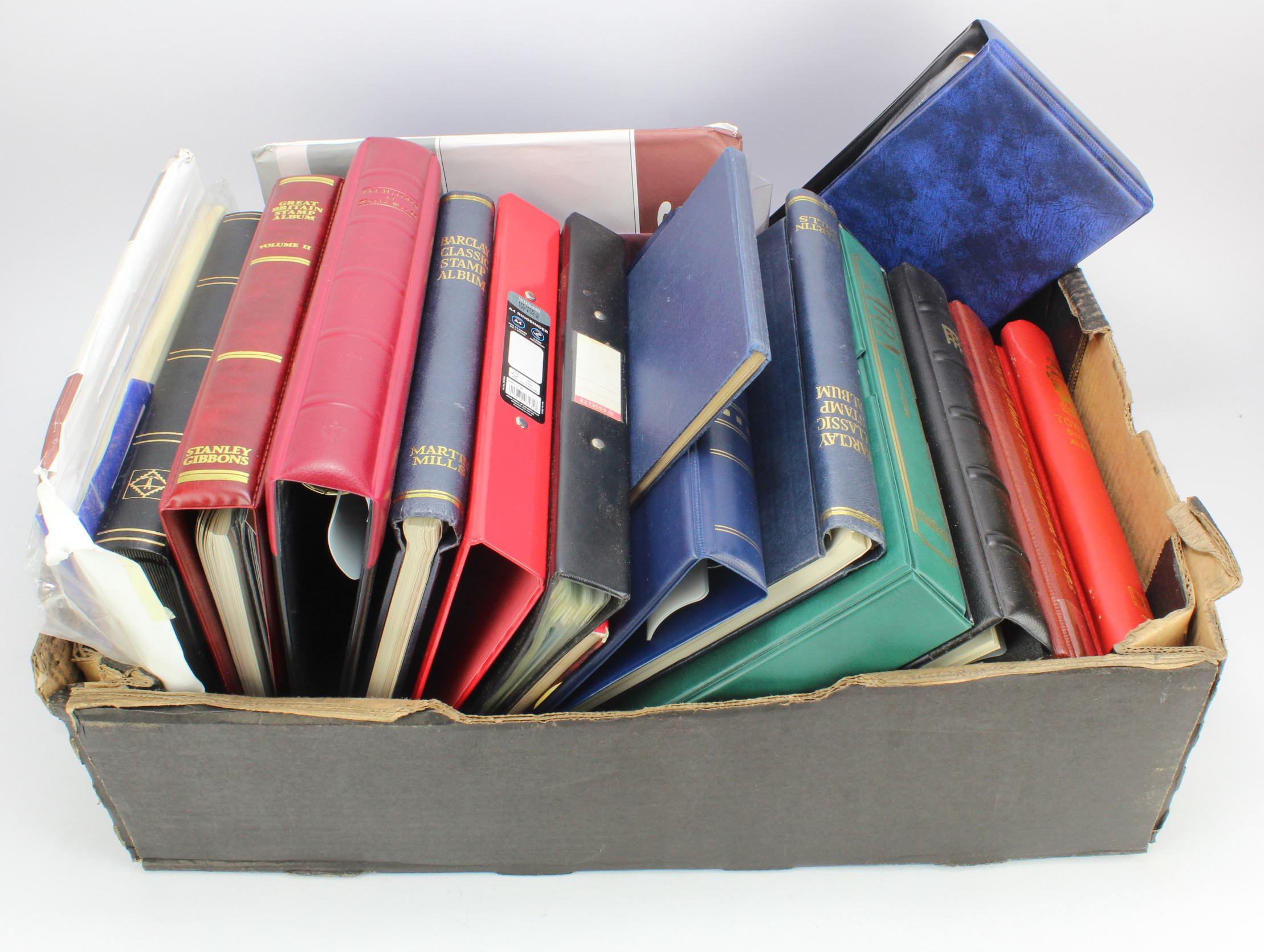 Accessories large banana box packed with 2nd hand albums / binders and stockbooks, plus several