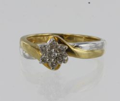 18ct yellow gold diamond daisy cluster ring, TDW approx. 0.25ct, cross over shoulders highlighted in