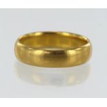 22ct yellow gold antique wedding ring, court profile, 5mm wide, hallmarked Birmingham 1919, finger